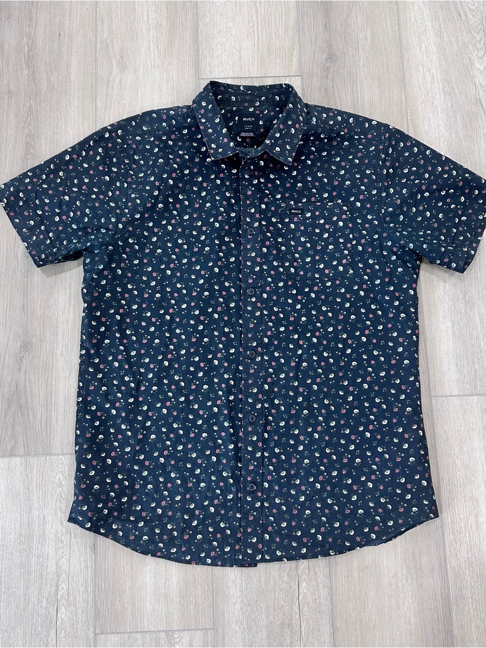 RVCA slim fit men’s floral collared short sleeve button down black Large